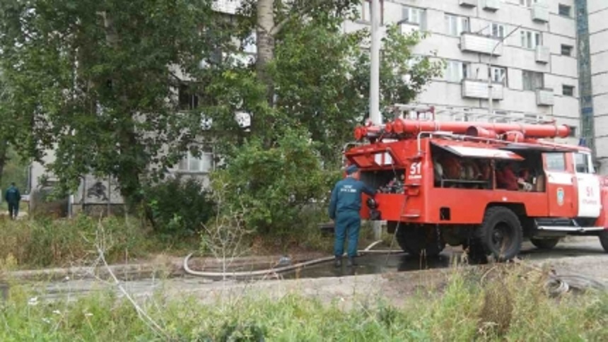16 человек эвакуировали из горящей пятиэтажки в Иркутской области