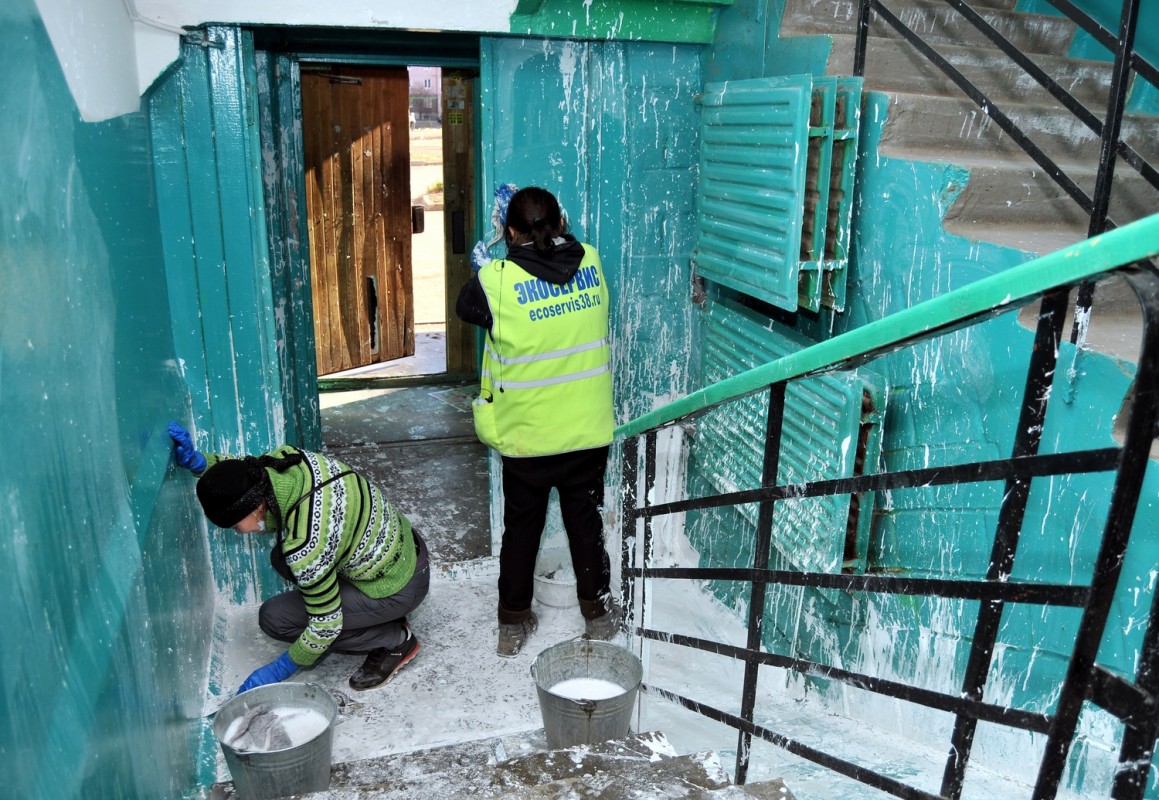Вандалы сбросили банку краски в лестничный пролёт многоэтажного дома в Братске