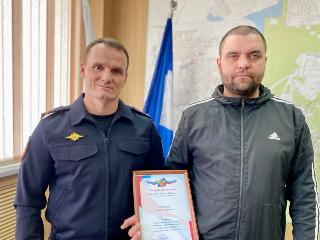 Полицейские наградили братчанина за задержание грабителя