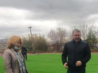 Дума Иркутска: Завершается реконструкция футбольного поля на стадионе школы №77