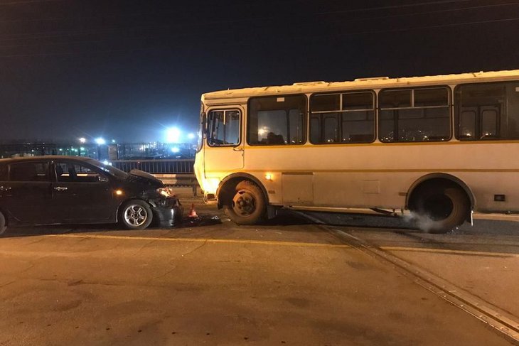 Пассажирский автобус и Toyota Corolla столкнулись на виадуке между Ново-Ленино и Вторым Иркутском