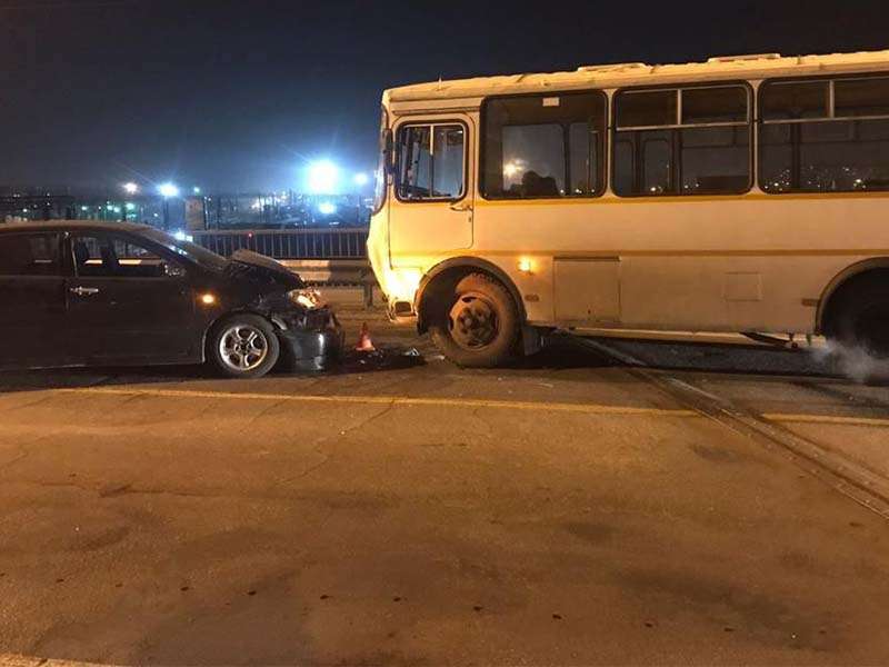 Автобус №10 и Toyota Corolla столкнулись в Иркутске