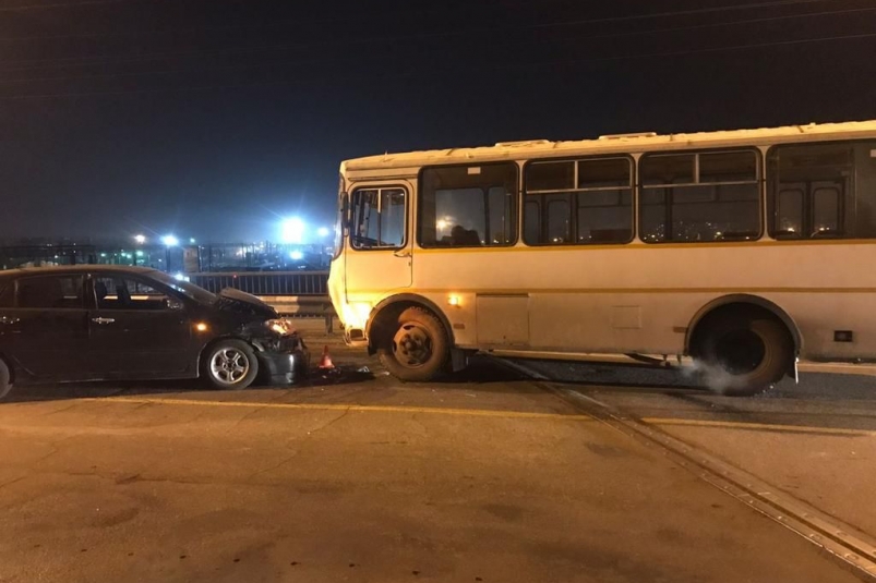 Автобус маршрута №10 и иномарка столкнулись в районе Ново-Ленино в Иркутске