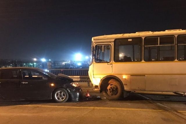 Легковушка столкнулась с автобусом в Ленинском районе Иркутска