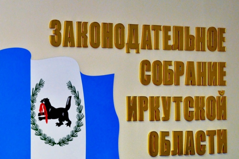 Мандаты депутатов вручили Красноштанову и Качину на сессии Заксобрания Приангарья