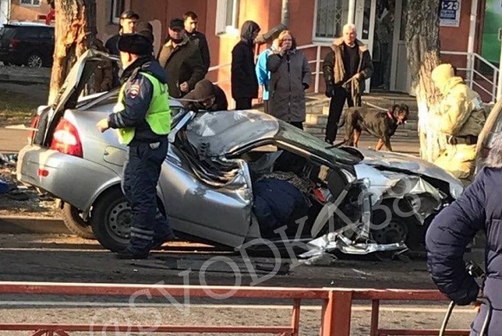 В Иркутске при столкновении Lada Priora и Mercedes погиб 31-летний водитель отечественного авто