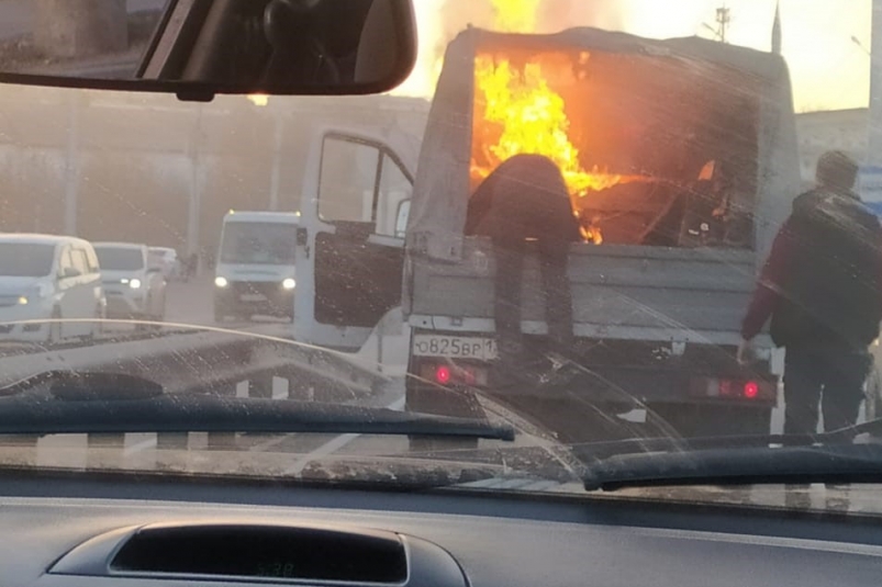 Газель загорелась на дороге напротив ТРЦ "Jam Mолл" в Иркутске