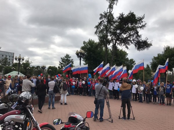 Члены партии «Единая Россия» поздравили жителей Иркутска с Днем флага