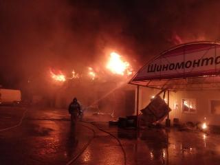 В Усть-Илимске ликвидирован крупный пожар в автосервисе