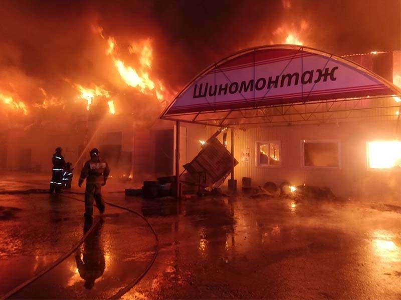 Автосервис горел на площади 560 квадратных метров в Усть-Илимске