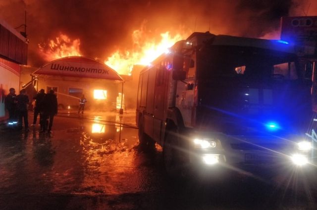 Здание автосервиса сгорело в Усть-Илимске минувшей ночью
