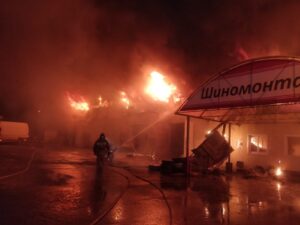 Крупный пожар произошел в автосервисе Усть-Илимска