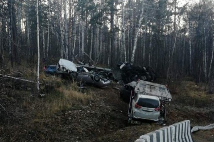 В Шелеховском районе на трассе перевернулся автопоезд с семью иномарками