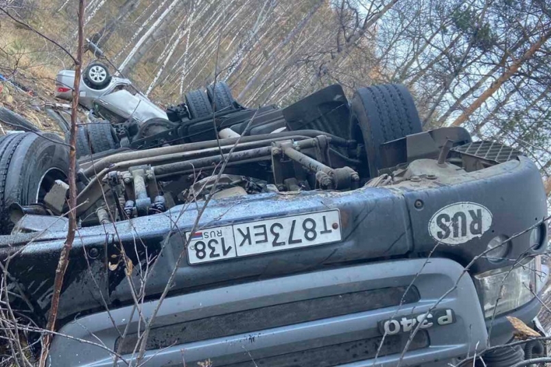 Автовоз с семью иномарками улетел в кювет и перевернулся на трассе "Байкал"