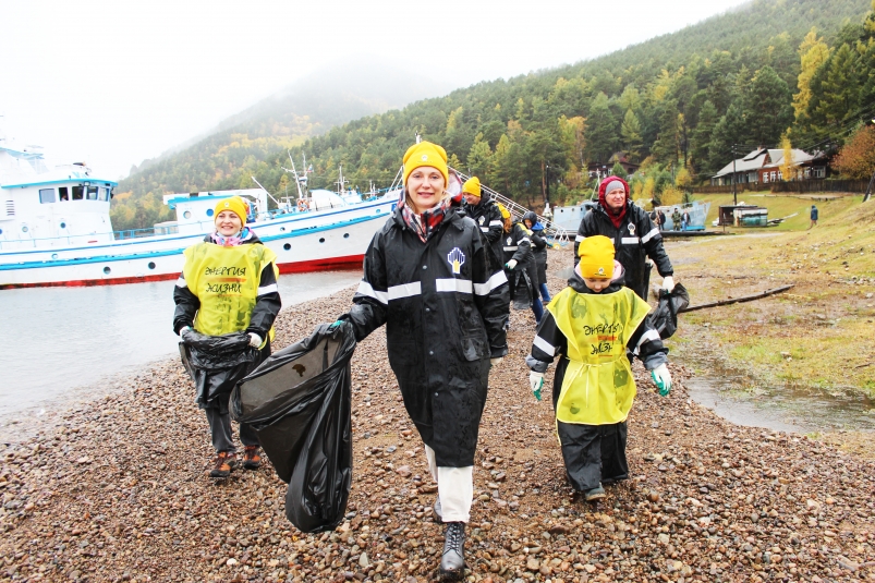 Работники АНХК очистили 60 тысяч кв. метров береговой линии Байкала