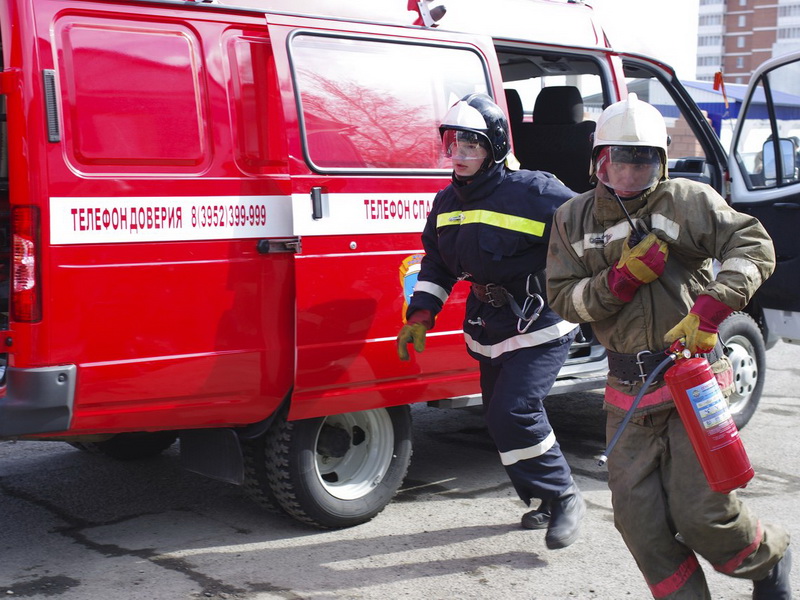 Автомобильная покрышка горела в подъезде пятиэтажки в Усть-Илимске