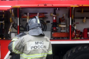 Семерых человек спасли, ещё 10 жильцов эвакуировались сами на пожаре в Усть-Илимске