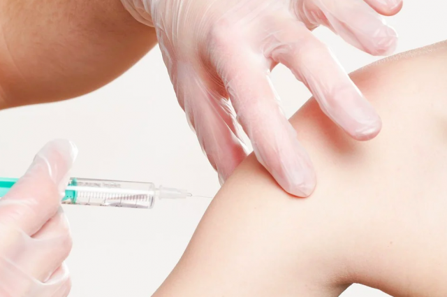 Медики рассказали, влияет ли вакцина от COVID-19 на репродуктивную функцию