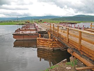 В Качуге Иркутской области ограничивают движение на понтонном мосту