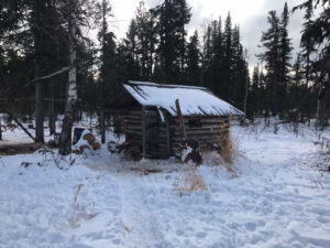 Охотник в Иркутской области стрелял по колесам грузовиков стройкомпании, чтобы защитить свое зимовье