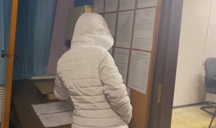 В Иркутской области задержали горе-мать, чьи дети провели несколько дней в запертой квартире