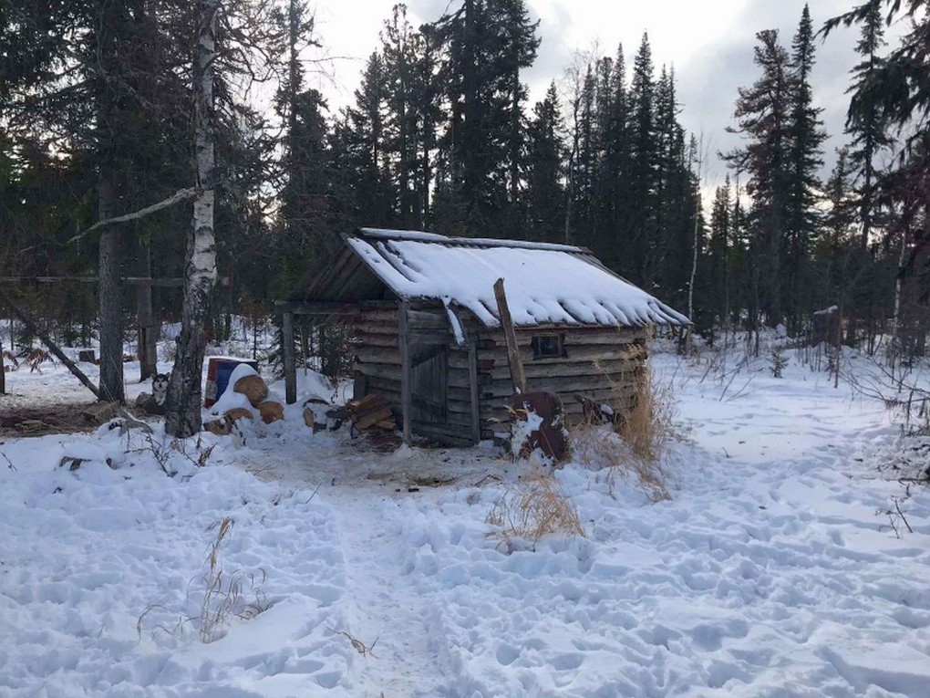 Охотник в Иркутской области решил защитить зимовье и открыл стрельбу по грузовикам