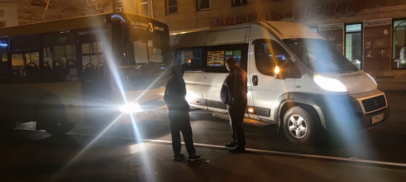 Автобус и маршрутка не поделили остановку в центре Иркутска