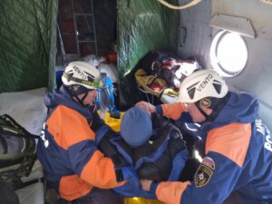 Спасатели эвакуировали с реки Кынгарга инструктора альпинистов. Он впал в предкоматозное состояние
