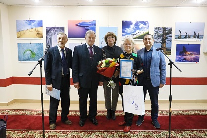 Законодательное Собрание Иркутской области наградило участницу фотоконкурса, посвящённого Байкалу