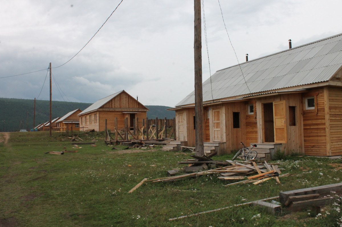 Строительные дефекты нашли активисты ОНФ в новых домах для переселенцев в Жигалово