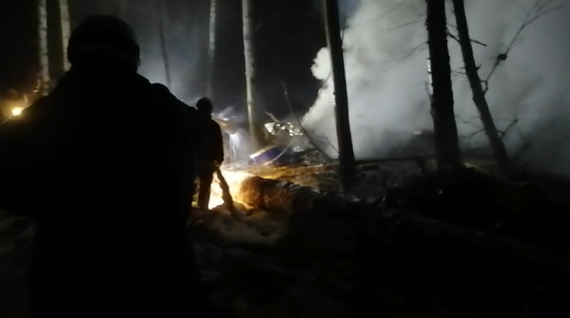 На месте крушения самолета Ан-12 под Иркутском работают огнеборцы - ВИДЕО