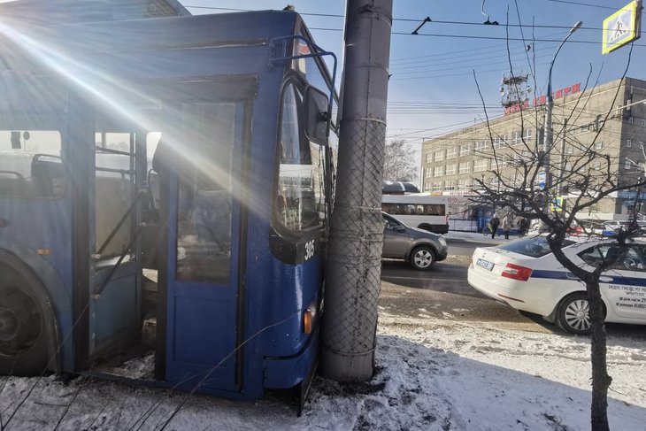 Троллейбус №3 врезался в столб на Байкальской