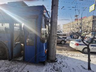 Троллейбус протаранил световую опору в центре Иркутска, есть пострадавшие