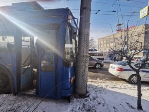 Троллейбус врезался в столб в Иркутске. Есть пострадавшие