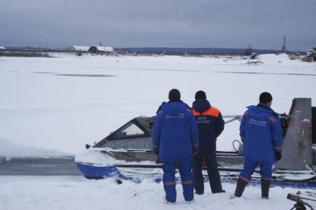 Житель Киренска провалился под лед в районе паромной переправы на реке Лена