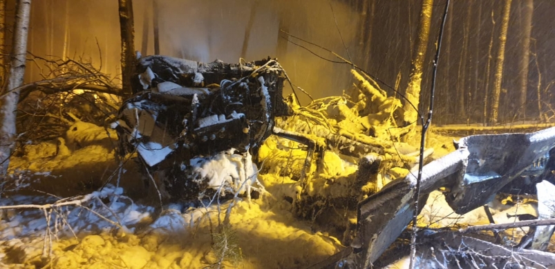 Обломки разбившегося самолета Ан-12 вывозят на территорию аэропорта Иркутска