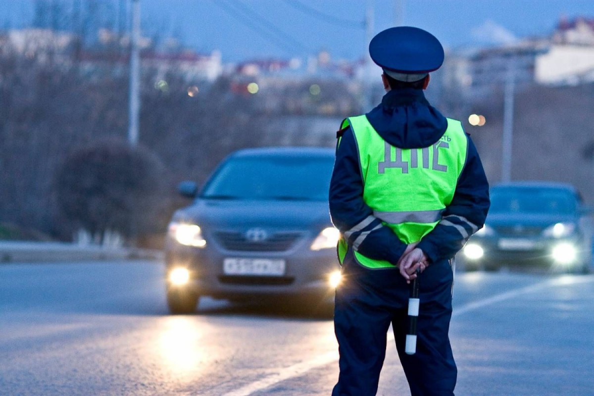 Госавтоинспекторы Иркутска привлекли к ответственности 25-летнего водителя, устроившего танцы на крыше автомобиля