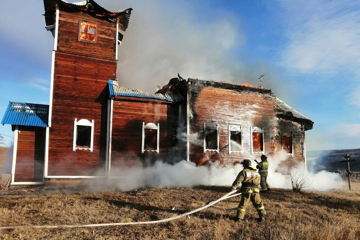 В Качугском районе горел деревянный храм