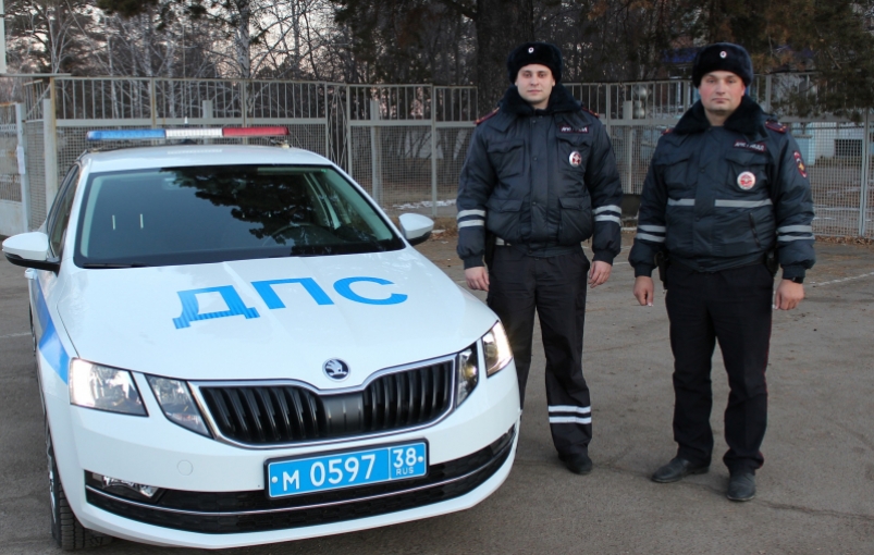 Полицейские помогли врачам "скорой" транспортировать больную в Ангарске
