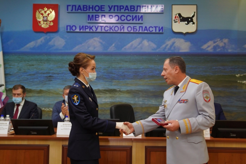 Отличившихся в службе сотрудников ОВД наградили в Иркутске