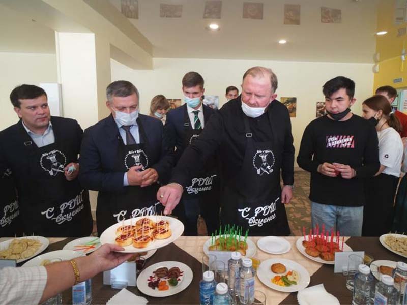 Шеф-повару Константину Ивлеву понравилось школьное питание в Иркутске