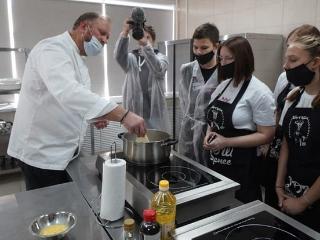 Известный повар и телеведущий Константин Ивлев попробовал блюда школьных меню в Иркутске