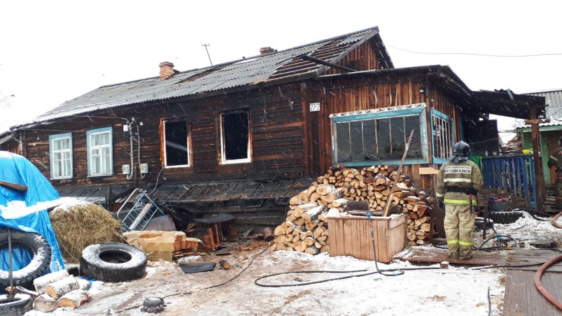 Мать и двое маленьких детей пострадали на пожаре в деревянном доме в Братском районе