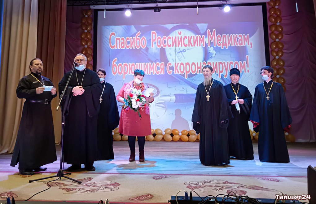 За борьбу с коронавирусом. Священники Тайшетского района наградили медиков грамотами и нагрудными знаками