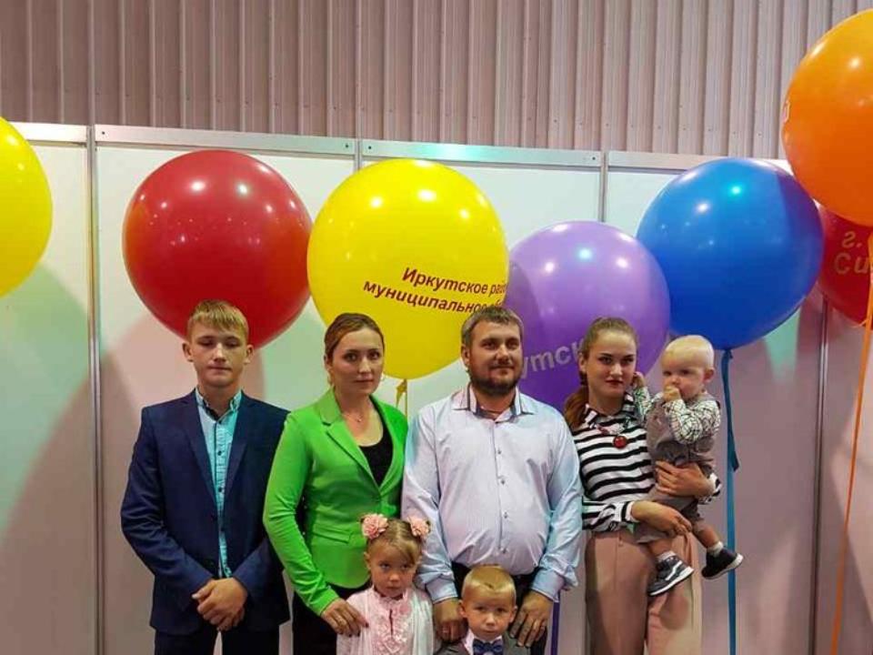 Многодетную семью из Иркутского района наградили за участие в конкурсе «Лучшая семейная усадьба»