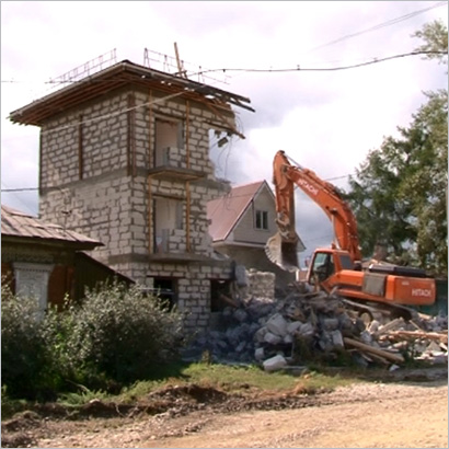 В Иркутске снесли незаконно построенный трехэтажный дом