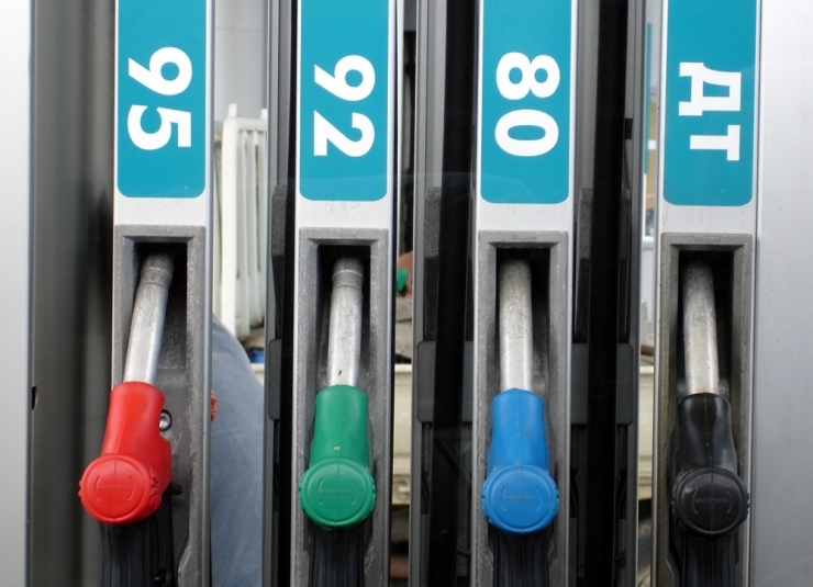 Сеть АЗС "Роснефть" второй раз за две недели повысила цены на бензин в Иркутске