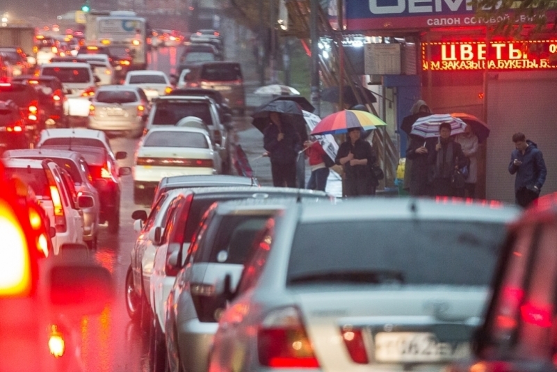 Автомобилисты встали в восьмибалльные пробки в Иркутске вечером 15 ноября