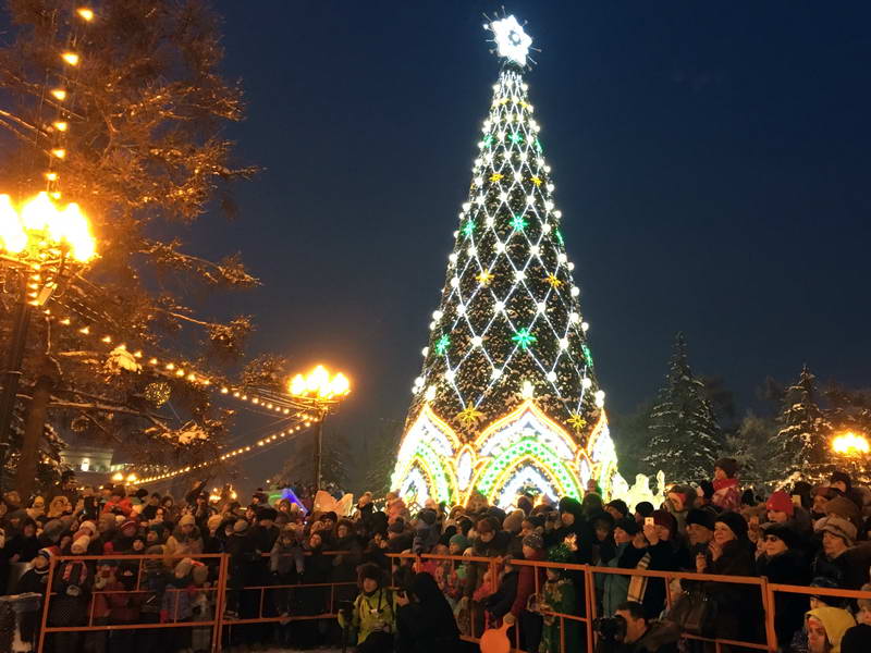 25-метровую елку начали устанавливать в центре Иркутска