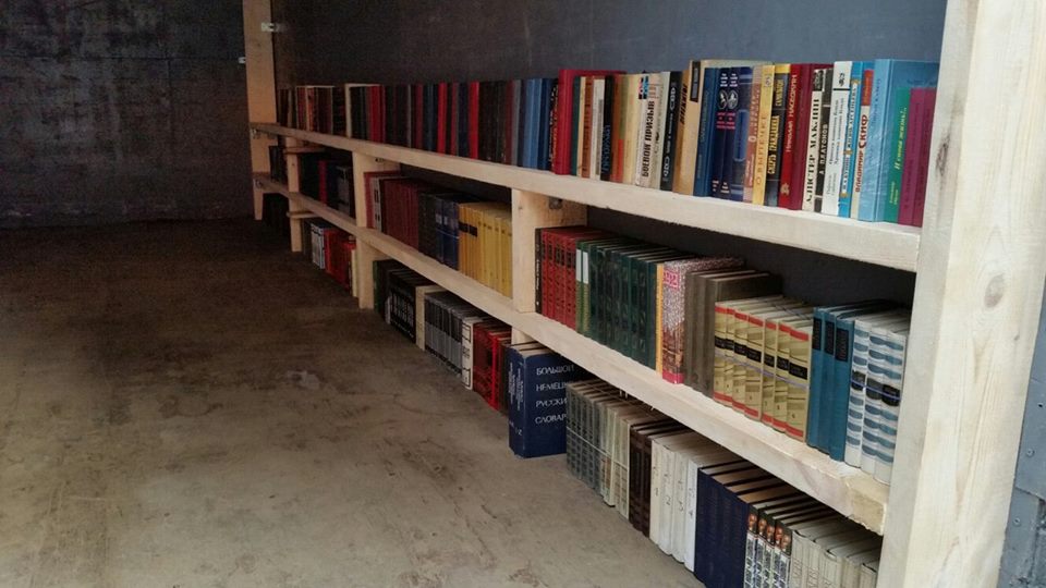 Житель Иркутска приютил выброшенные книги